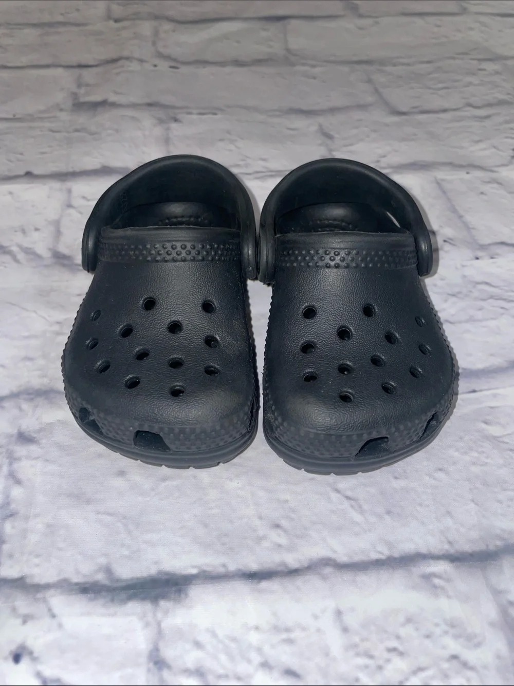CROCS Kids Classic Clog in Black. Size 4